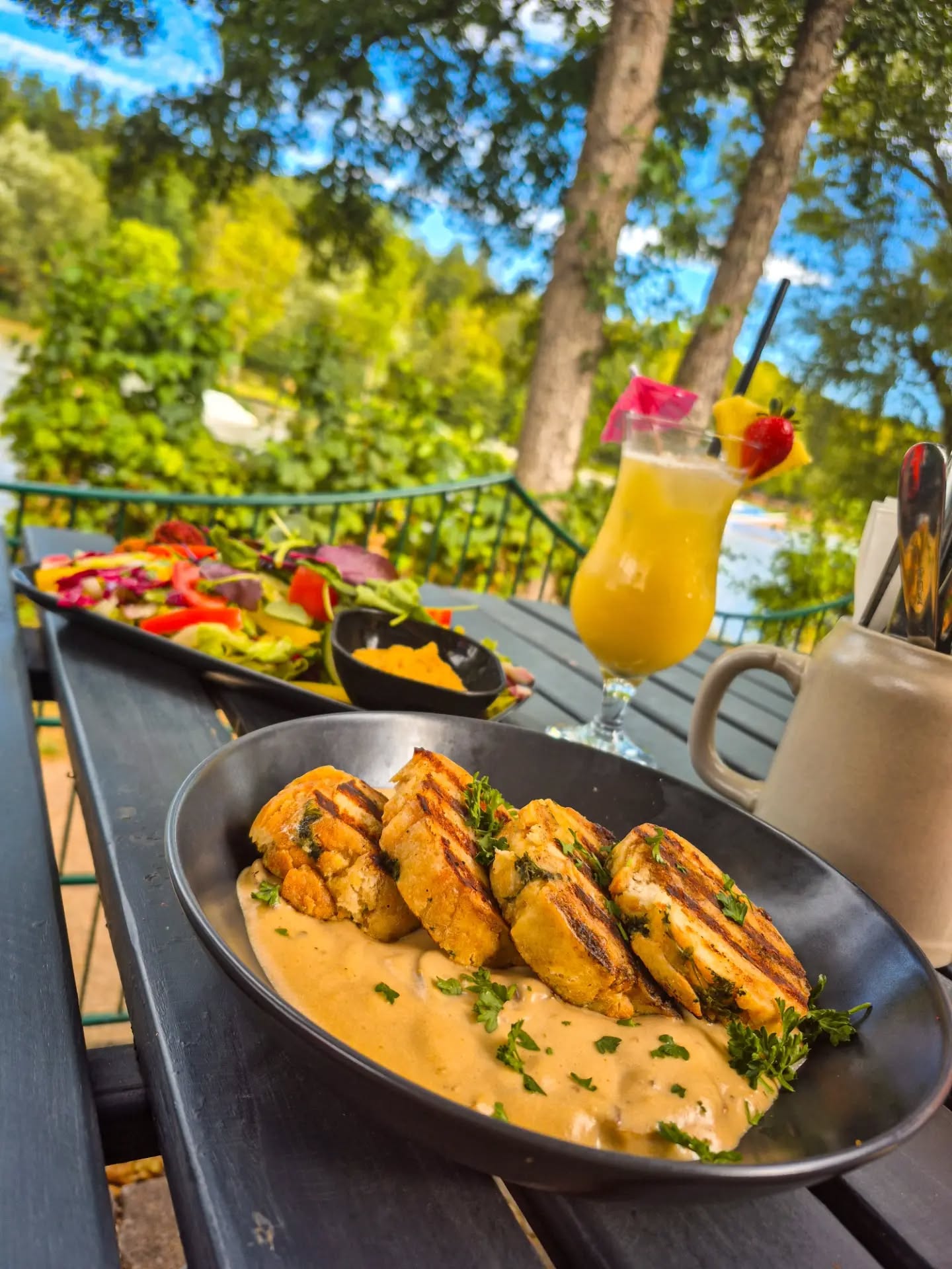 Tradition trifft auf den perfekten Grillstreifen! 🪵✨ Unsere hausgemachten, kross angegrillten Knödel auf einer cremigen…