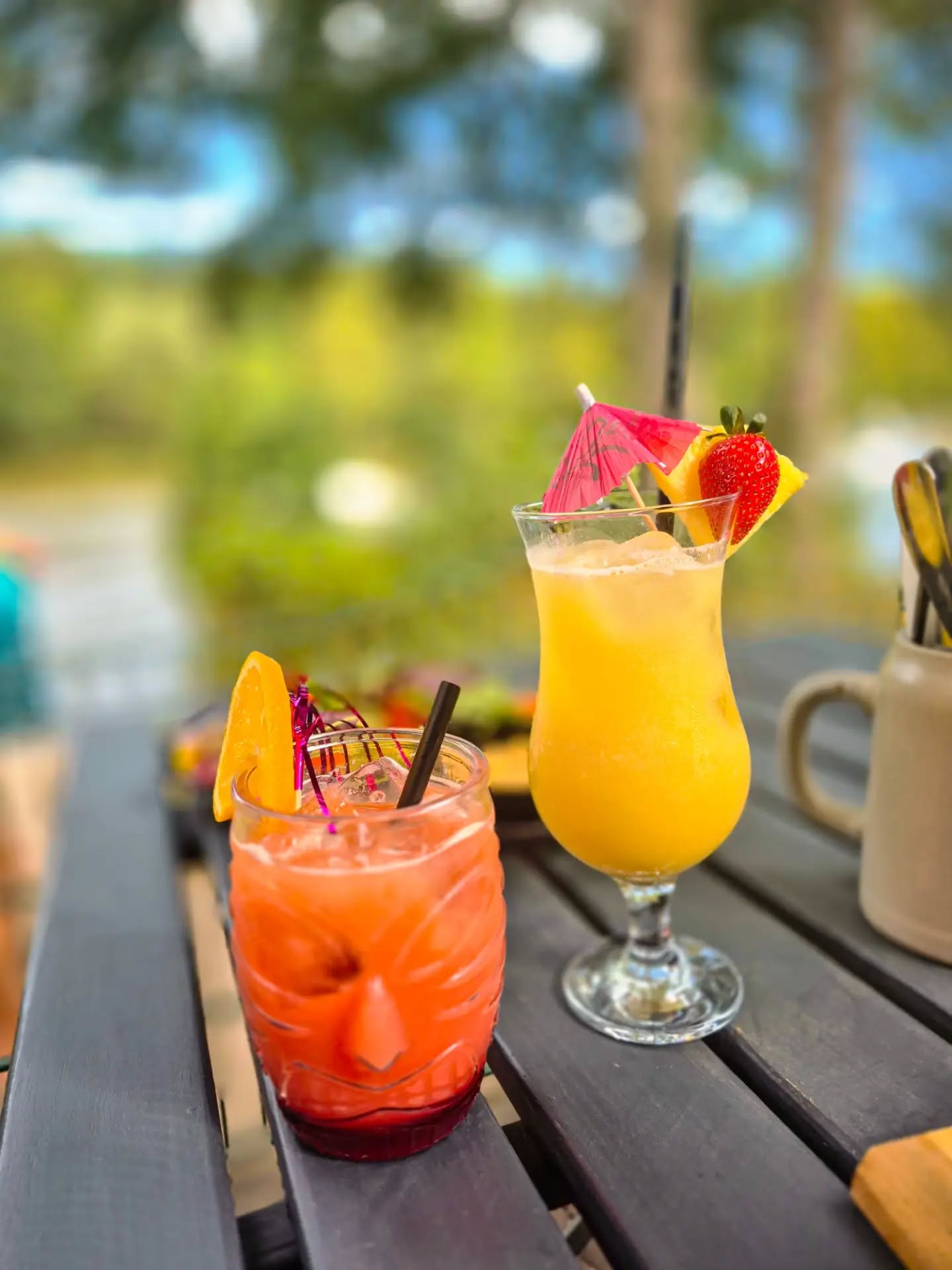 Urlaubsfeeling im Glas! 🍹☀️ Wenn die Sonne über dem See strahlt, gibt es nichts Besseres…