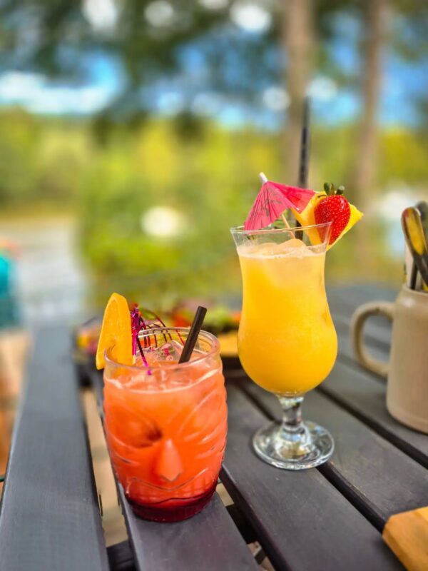 Urlaubsfeeling im Glas! 🍹☀️ Wenn die Sonne über dem See strahlt, gibt es nichts Besseres…