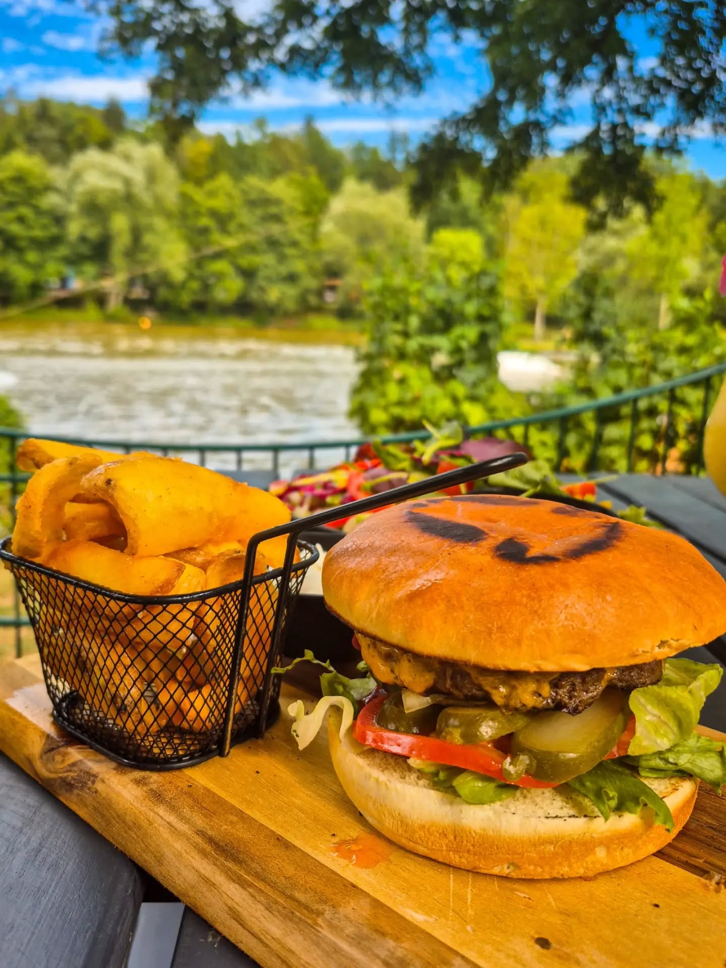 Das perfekte Rezept für einen gelungenen Tag am See: Ein saftiger Burger, knusprige Knoblauchdipper und…