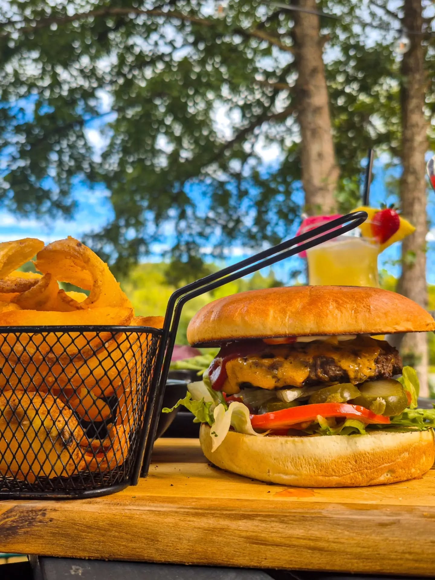 Das perfekte Rezept für einen gelungenen Tag am See: Ein saftiger Burger, knusprige Knoblauchdipper und…